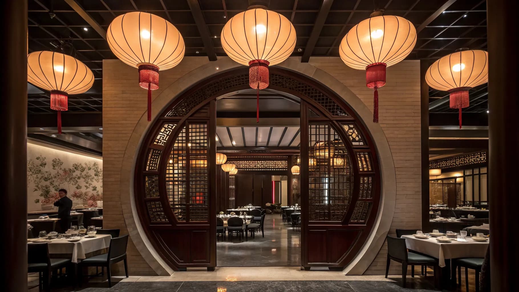 Restaurant mit rundem Mondtor und warmem Licht